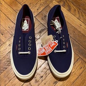 New women’s Vans classic lace up navy sneaker